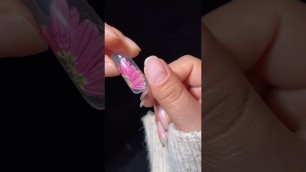 '‌ flower pattern nail model