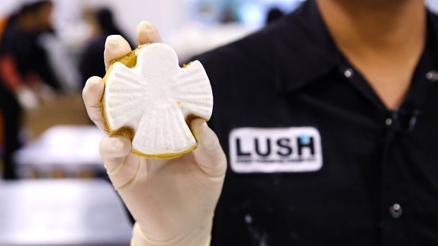 'Lush How It\'s Made: Snow Angel Luxury Bath Melt'