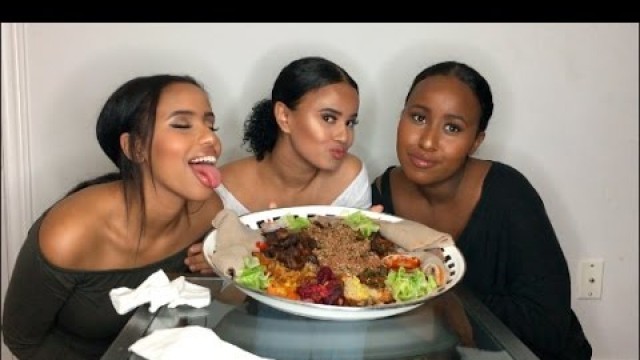 'ETHIOPIAN FOOD MUKBANG | GIRL CHAT (BOYFRIEND GETS JUMPED?!) | Osh and Akela'