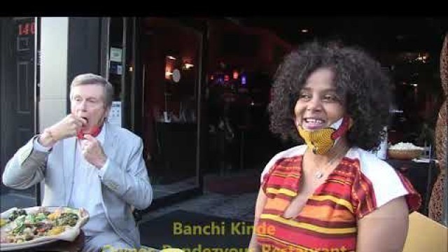 'የቶሮንቶ ከንቲባ እና እንጀራ Mayor of Toronto John Tory eats Ethiopian Food first time.'