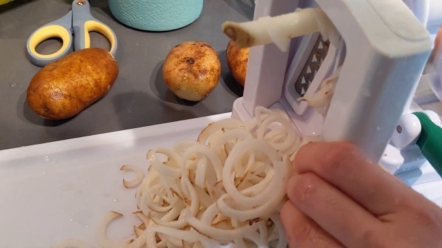 'How to make Spiral Potatoes with the Paderno World Cuisine 6-Blade Vegetable Slicer - 4K'