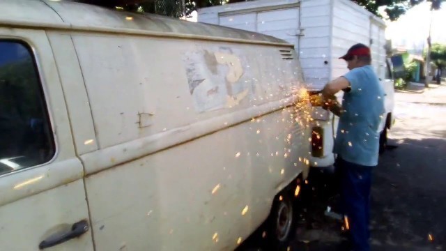 'Kombi sendo transformada em food truck. Cortando o teto'