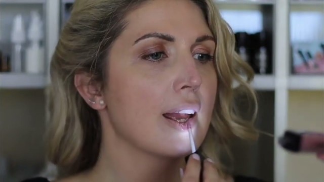 'Smitten Cosmetics Rose Gold Lip Paint Application Demo'