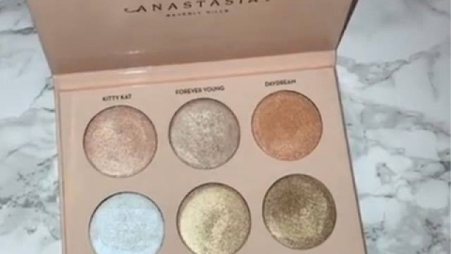 'Swatches of Nicole Guerriero X Anastasia Beverly Hills Glow Kit'