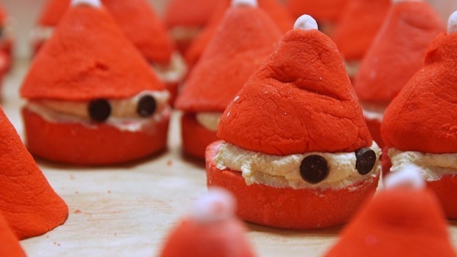 'Lush How It\'s Made: Peeping Santa Bubble Bar'