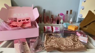 'Kylie Cosmetics Valentines Day Collection| Skims | Kaleidos Makeup | Haul | Unboxing'
