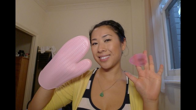 'Sigma Makeup Brush Cleaning Glove Dupe + Washing Tips'