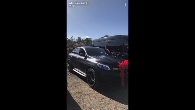 'Kylie Jenner gifts Jordyn woods a NEW CAR'