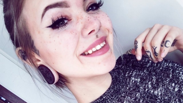 'BEAUTY HACK - Long-lasting waterproof freckles (no tattoo)'