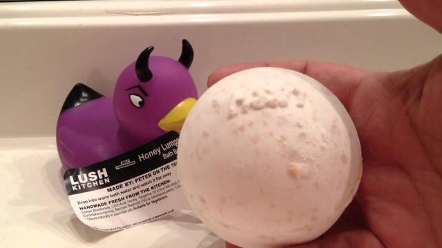 'Lush Cosmetics \'Honey Lumps\' bath bomb'