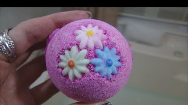 'LUSH Cosmetics PINK Bath Bomb DEMO + Underwater VIEW'