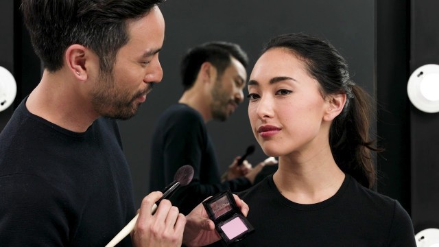 'Bobbi Brown   How To Natural Flush with Blush'