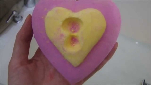 'LUSH Cosmetics LOVE LOCKET Bath Bomb DEMO + Underwater VIEW Valentine\'s Day 2015'